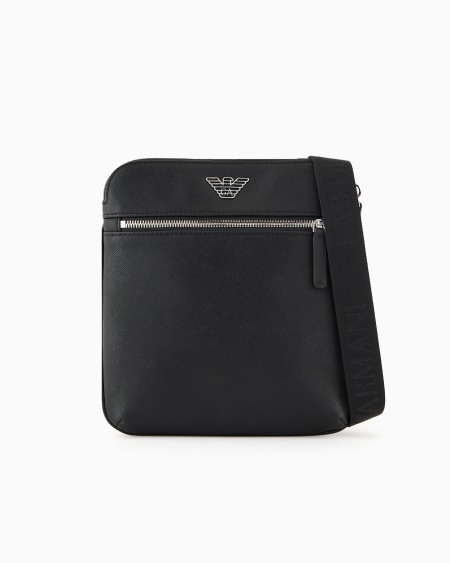 Armani Bolso bandolera plano de piel saffiano regenerada con placa de águila ASV