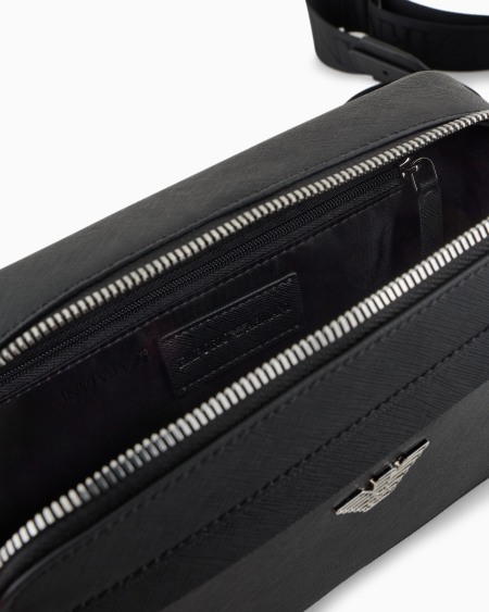 Armani Minifunda Para Cámara De Piel Saffiano Regenerada Con Placa De águila ASV