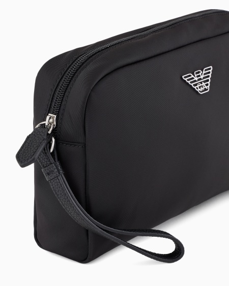 Armani Neceser Mediano De Nailon Reciclado Con Placa De águila ASV