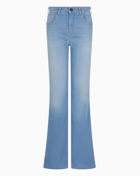 Armani Vaqueros J47 en denim elástico con cintura media-alta y bajo acampanado