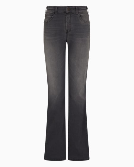 Armani Vaqueros J47 en denim elástico con cintura media-alta y bajo acampanado