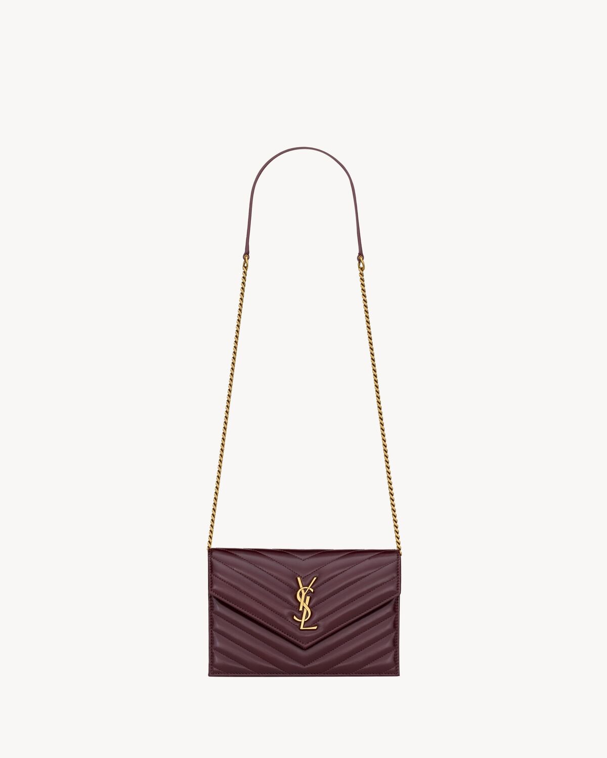 Saint Laurent cartera tipo sobre con cadena cassandre de piel brillante