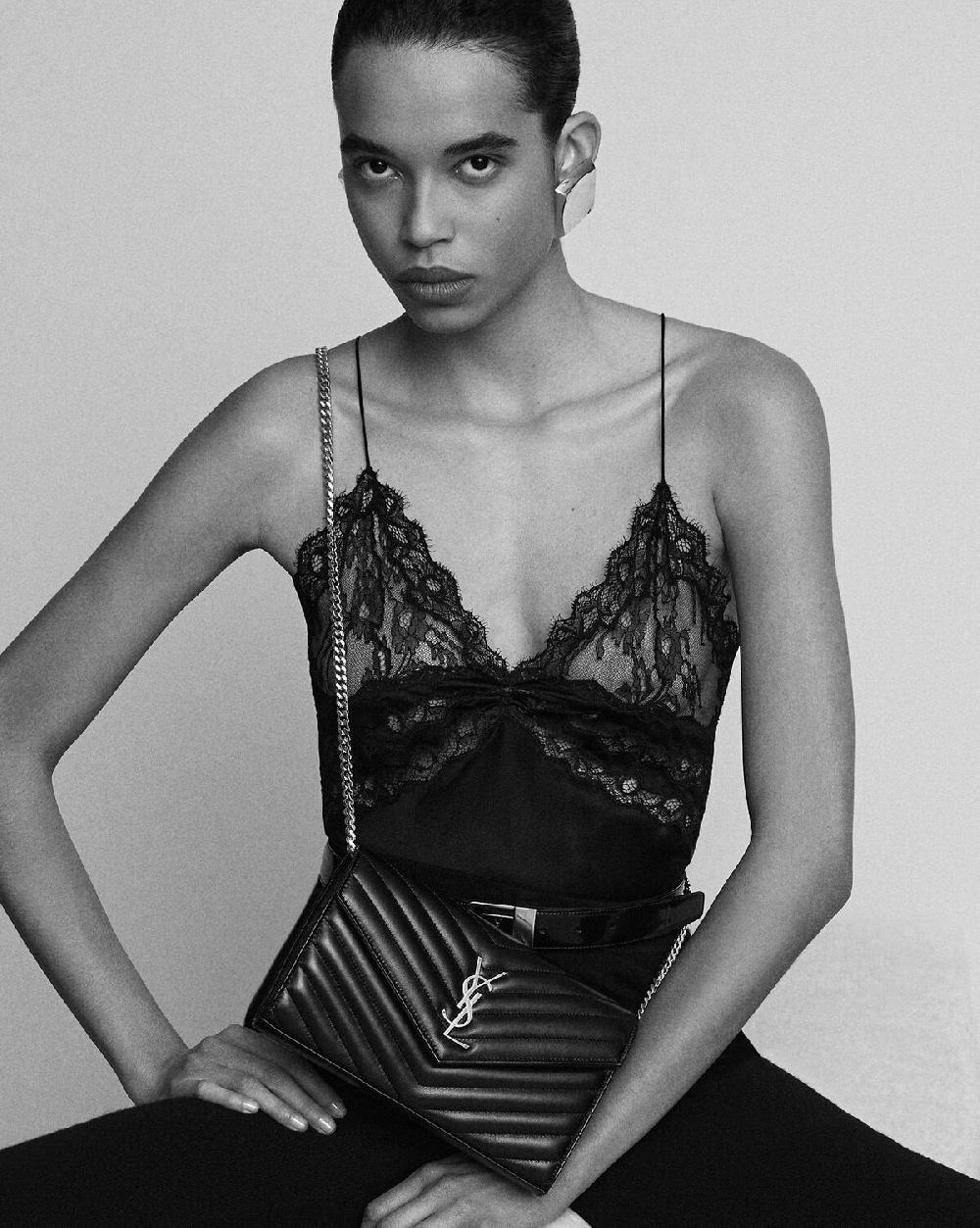 Saint Laurent Cartera Tipo Sobre Con Cadena Cassandre De Piel De Cordero