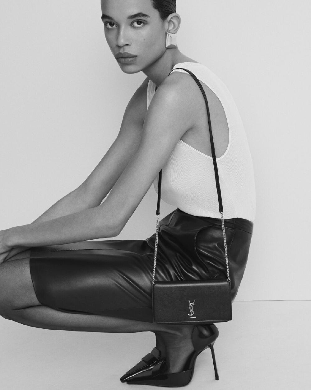 Saint Laurent Funda Para Teléfono Cassandre De Charol