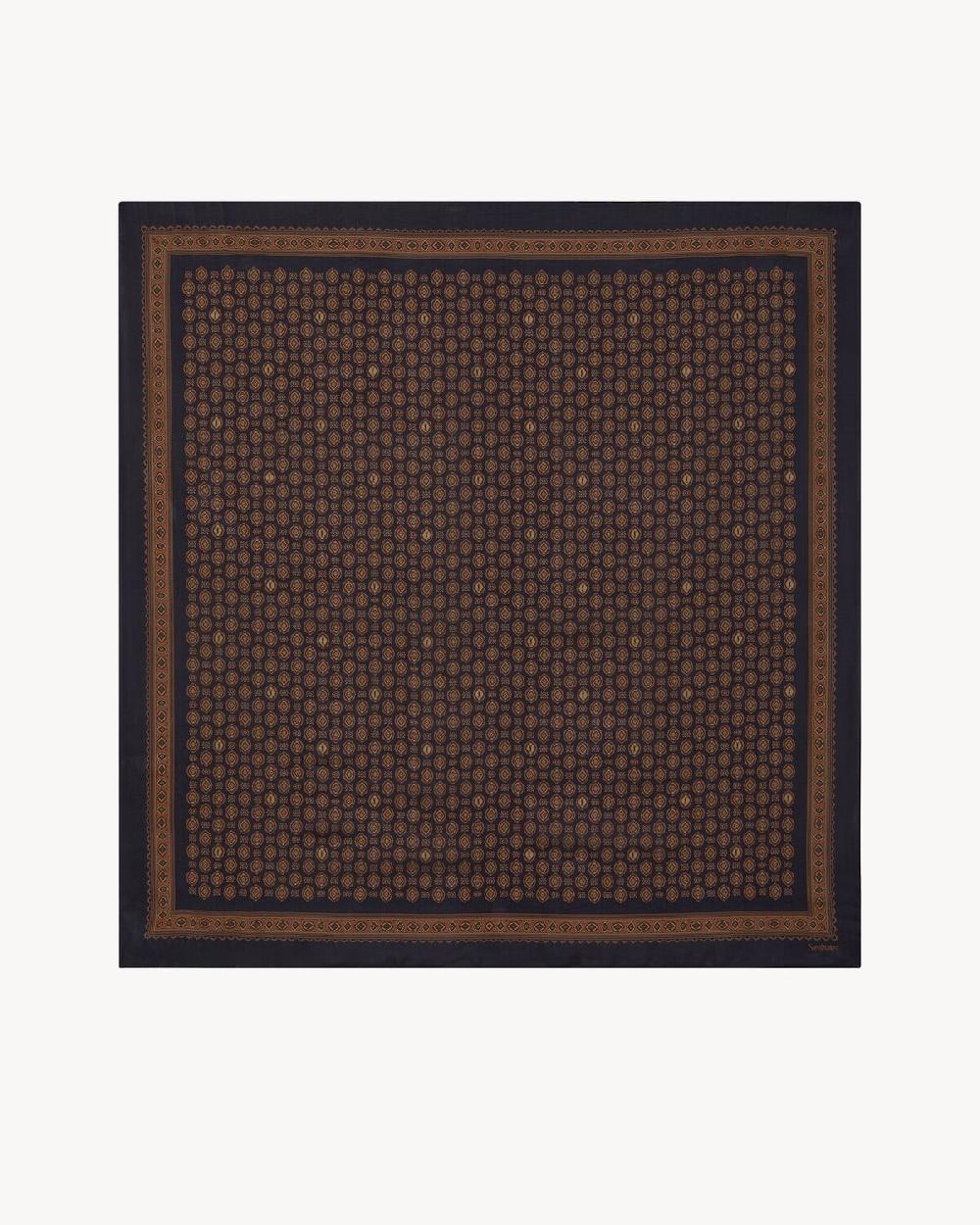 Saint Laurent Gran Carré De Charmeuse De Seda Con Motivo De Medallones