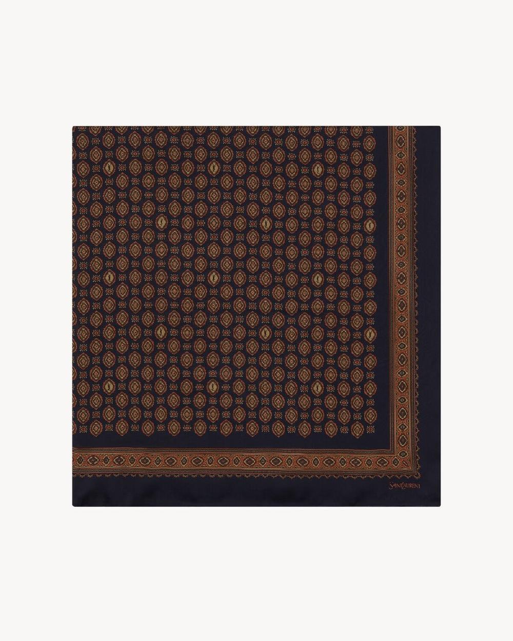 Saint Laurent gran carré de charmeuse de seda con motivo de medallones