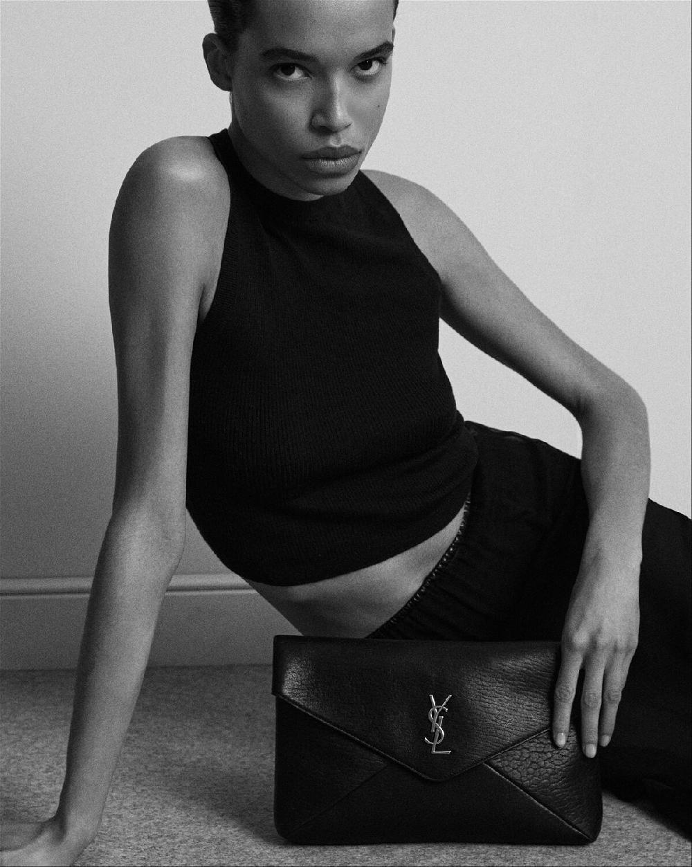 Saint Laurent Pochette Grande Tipo Sobre Cassandre De Rafia