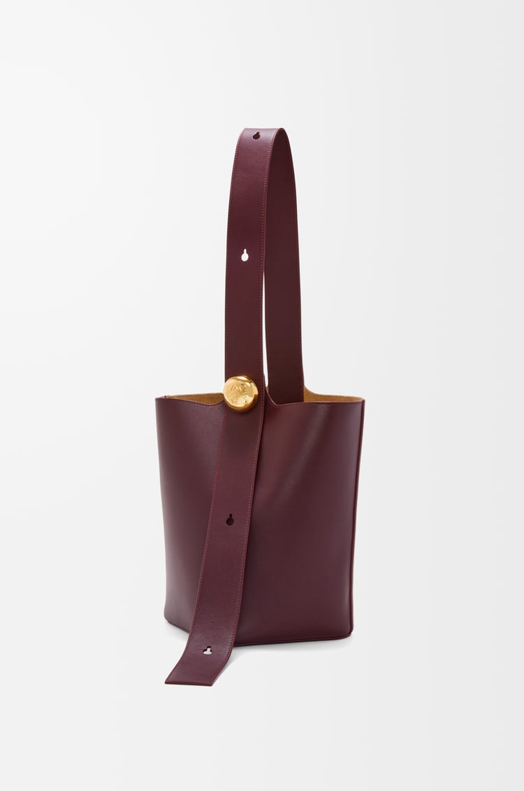 Loewe Medium Pebble bucket in smooth calfskin 7 Colours