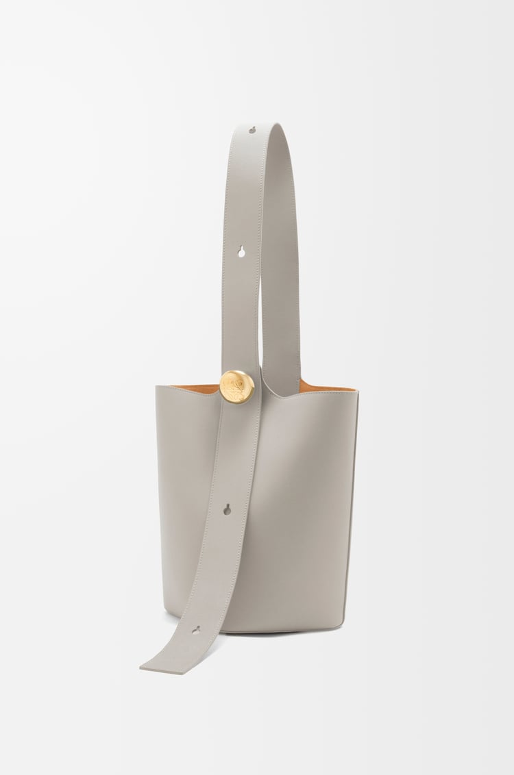Loewe Medium Pebble bucket in smooth calfskin 7 Colours