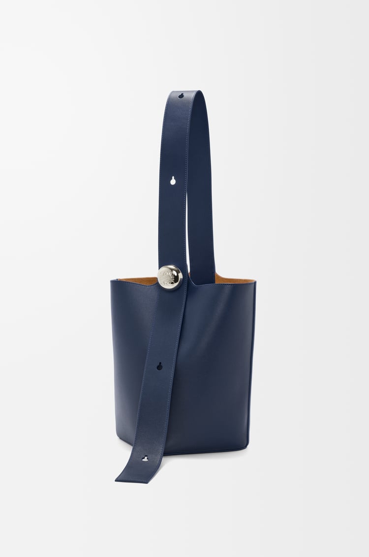 Loewe Medium Pebble bucket in smooth calfskin 7 Colours