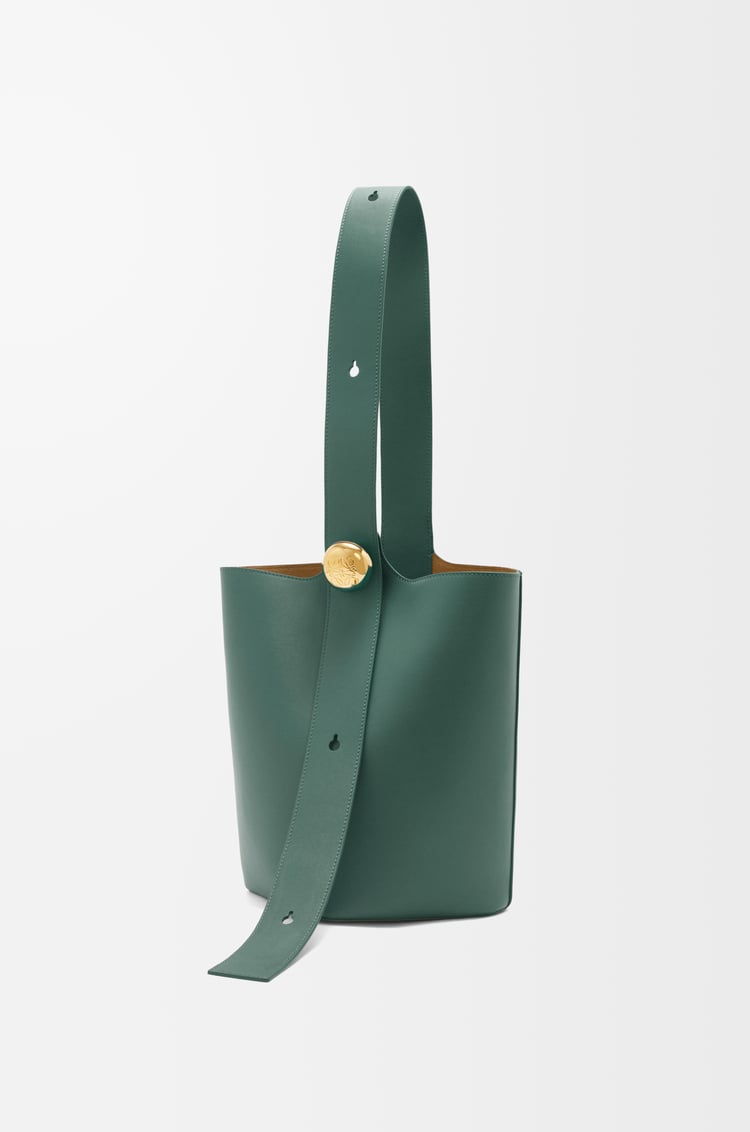 Loewe Medium Pebble bucket in smooth calfskin 7 Colours