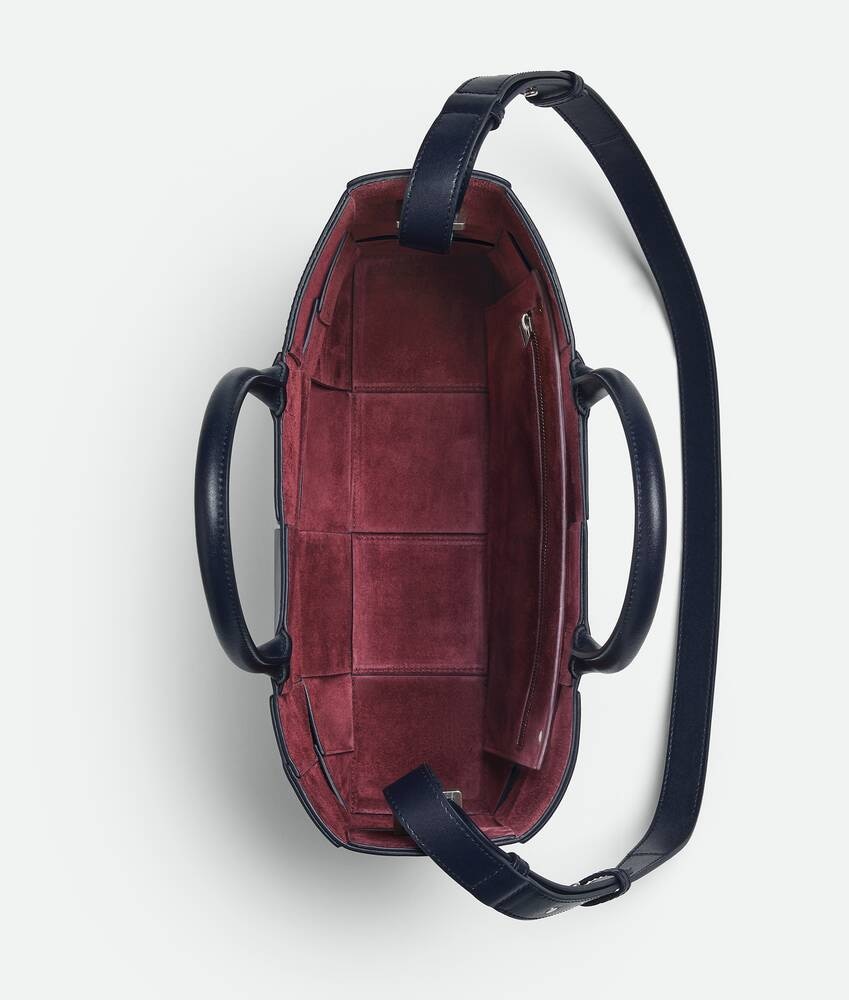 Bottega Veneta East-West Arco Tote Pequeño