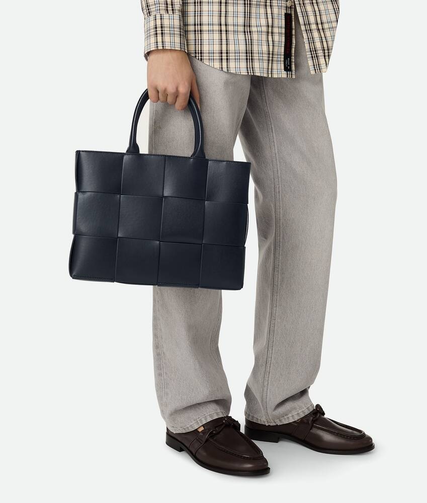 Bottega Veneta East-West Arco Tote Pequeño
