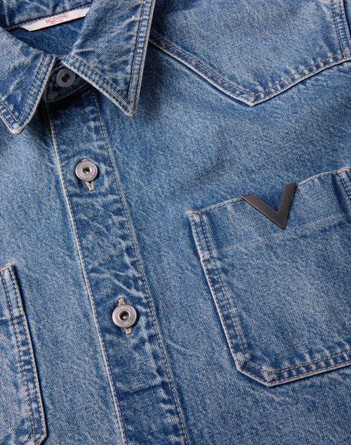 Valentino CAMISA DE DENIM CON DETALLE DE V METÁLICA