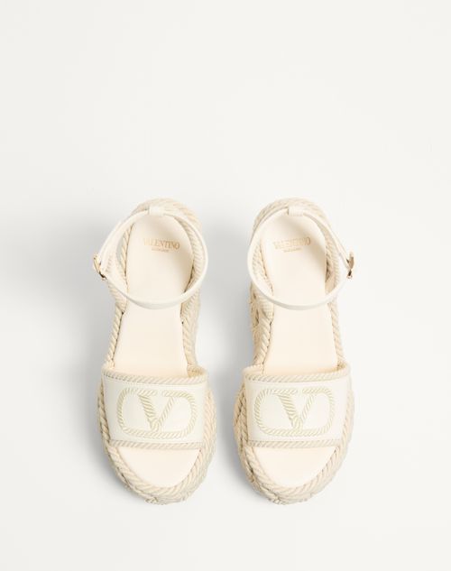 Valentino SANDALIA VLOGO DE CUERO NAPA CON TACÓN EN CUÑA DE PAÑO DE SEDA DE 130 MM