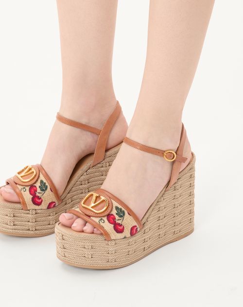 Valentino SANDALIA VLOGO SIGNATURE CON MOTIVO CHERRYFIC Y TACÓN EN CUÑA DE 120 MM