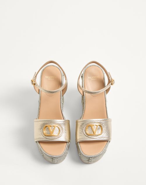 Valentino SANDALIAS CON TACÓN EN CUÑA CON VLOGO SIGNATURE EN CUERO DE BECERRO GRANULADO LAMINADO DE 120 MM