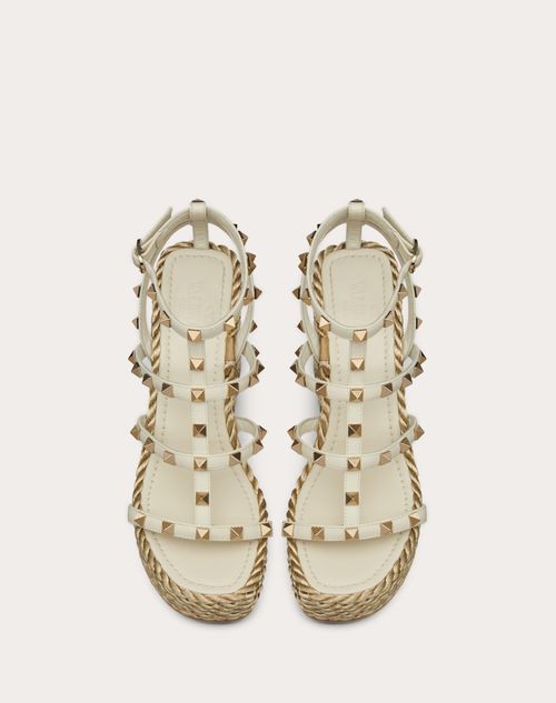 Valentino SANDALIAS DE CUÑA ROCKSTUD DE PIEL DE BECERRO CON TIRAS Y TACÓN DE 95 MM