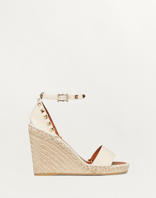 Valentino SANDALIAS DE CUÑA ROCKSTUD DOUBLE DE PIEL DE BECERRO GRANULADA CON TACÓN DE 105 MM