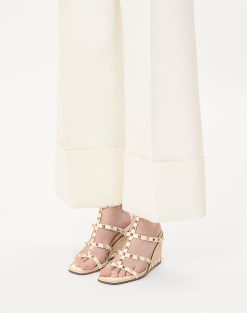Valentino SANDALIAS ROCKSTUD CON TACÓN DE CUÑA DE CUERO DE BECERRO CON BORDADO CORNELY DE 80MM