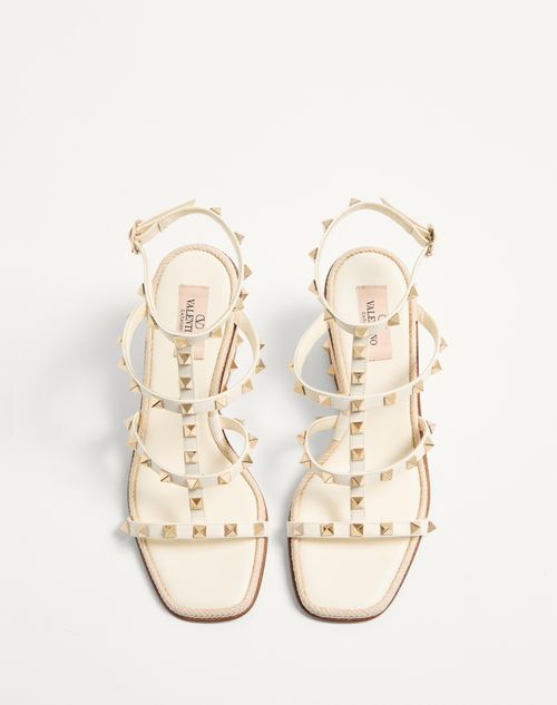 Valentino SANDALIAS ROCKSTUD CON TACÓN DE CUÑA DE CUERO DE BECERRO CON BORDADO CORNELY DE 80MM