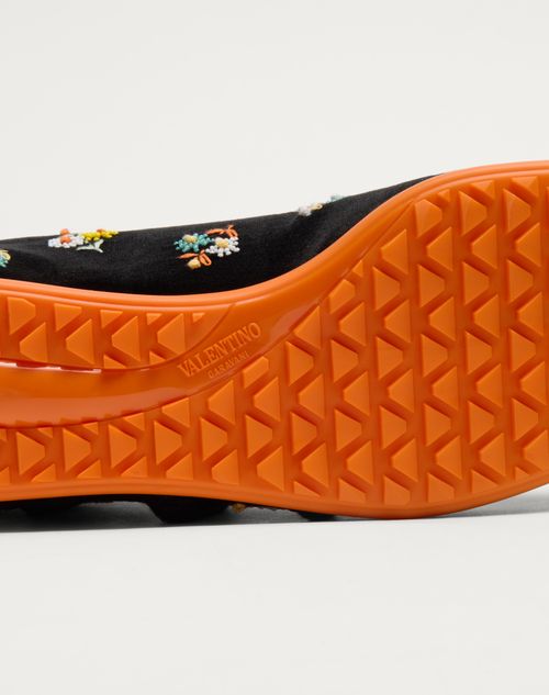 Valentino ZAPATILLA CHROMATHON DE TERCIOPELO CON BORDADO FLORAL