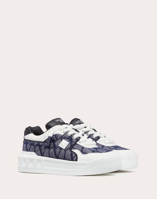 Valentino ZAPATILLA DEPORTIVA ONE STUD XL DE CAÑA BAJA HECHA DE JACQUARD TOILE ICONOGRAPHE CON EFECTO MEZCLILLA