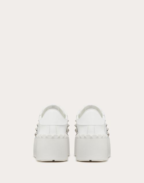 Valentino ZAPATILLA DEPORTIVA ROCKSTUD UNTITLED FLATFORM DE CUERO DE BECERRO CON BANDA METALIZADA QUE PRESENTA UN EFECTO AGRIETADO