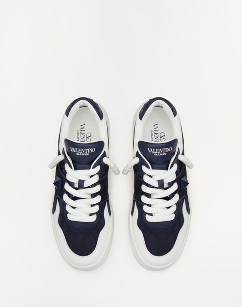 Valentino ZAPATILLA ONE STUD XL DE CAÑA BAJA HECHA DE CUERO NAPA Y TEJIDO TÉCNICO DE JACQAURD TOILE ICONOGRAPHE