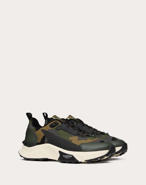 Valentino ZAPATILLA TRUE ACT DE CAÑA BAJA HECHAS DE TEJIDO ENGOMADO CON MOTIVO CAMOUFLAGE