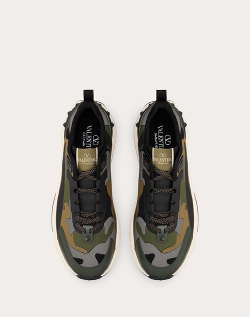 Valentino ZAPATILLA TRUE ACT DE CAÑA BAJA HECHAS DE TEJIDO ENGOMADO CON MOTIVO CAMOUFLAGE