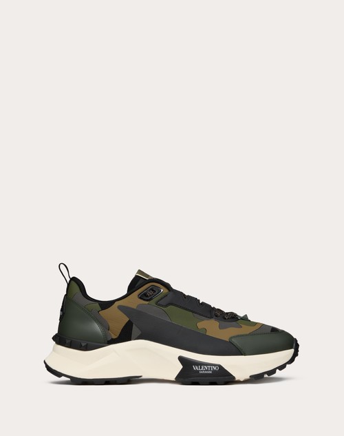 Valentino ZAPATILLA TRUE ACT DE CAÑA BAJA HECHAS DE TEJIDO ENGOMADO CON MOTIVO CAMOUFLAGE