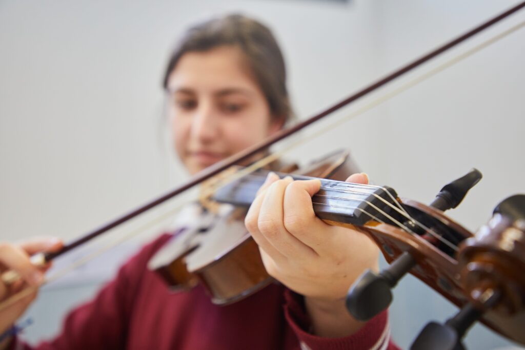 Mimub Aquí tienes algunas opciones de título considerando tus indicaciones:La Música Como Pilar Educativo Desde la Infancia en el Colegio Juan Pablo IIJuan Pablo II: Música y Educación Transformación Desde el Primer DíaEl