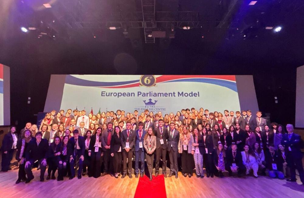 Mimub Jóvenes de Andalucía y Canarias Traen Debates del Parlamento Europeo al Centro Inglés