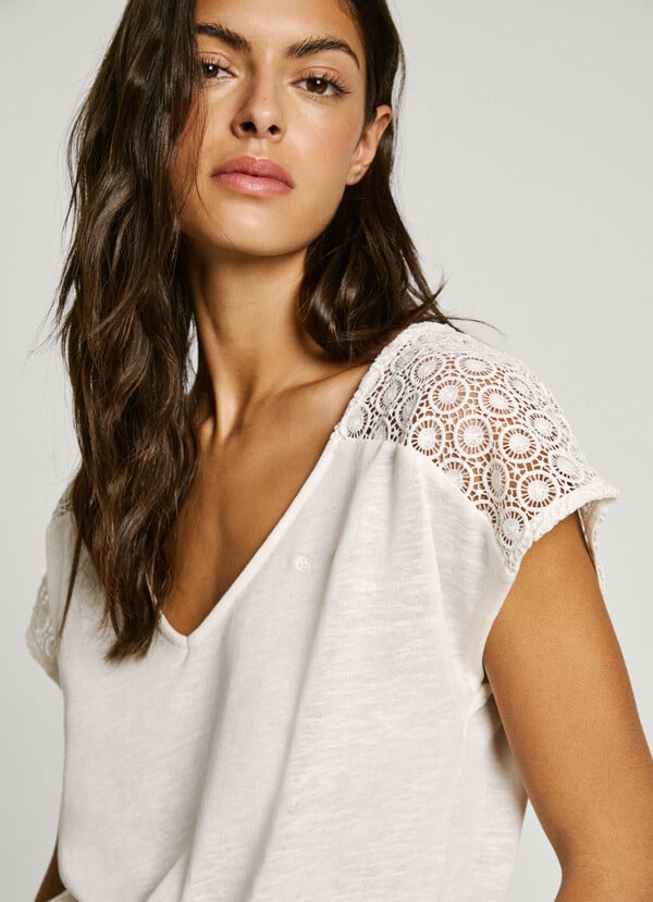 Pepe Jeans Camiseta Cuello Pico Con Encajes