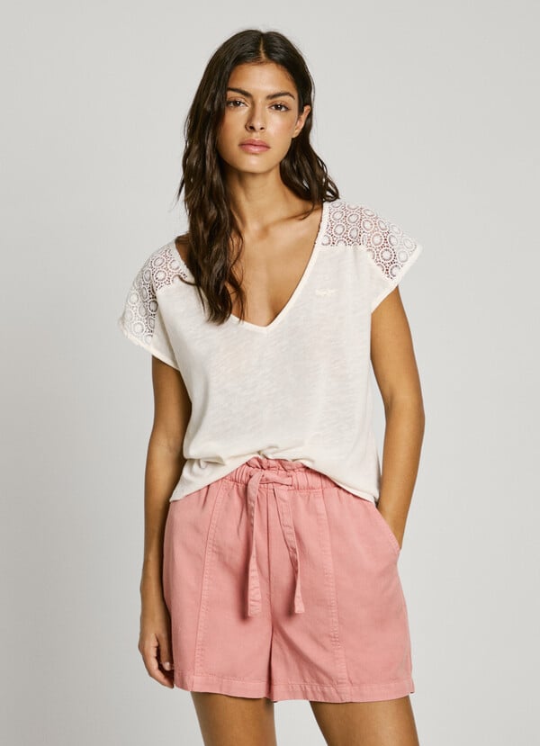 Pepe Jeans camiseta cuello pico con encajes