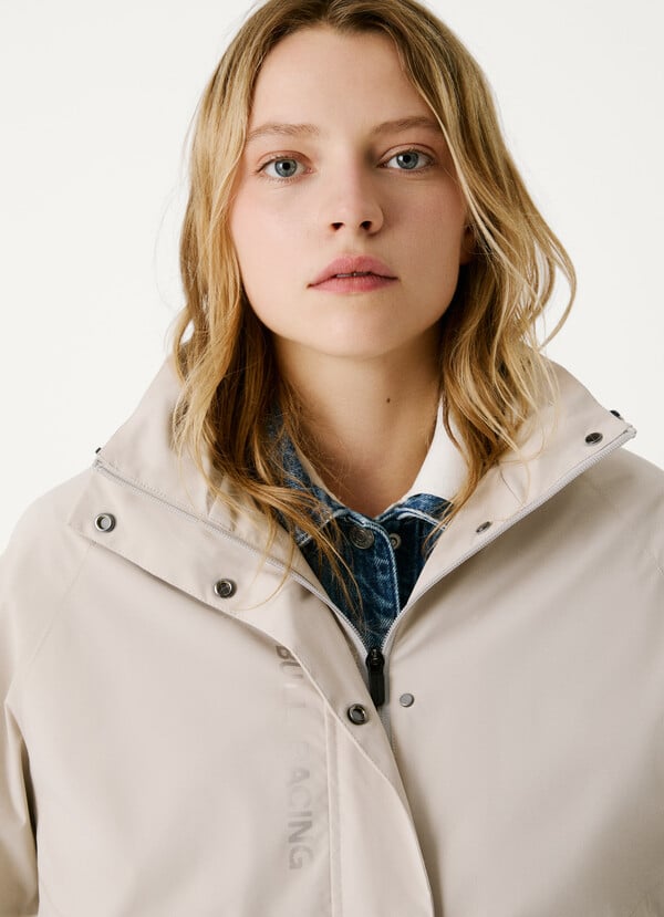 Pepe Jeans chaqueta con capucha plegable