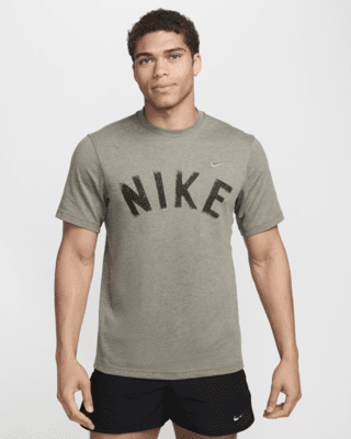 Nike Nike Primary SwooshCamiseta Dri-FIT versátil de manga corta - Hombre