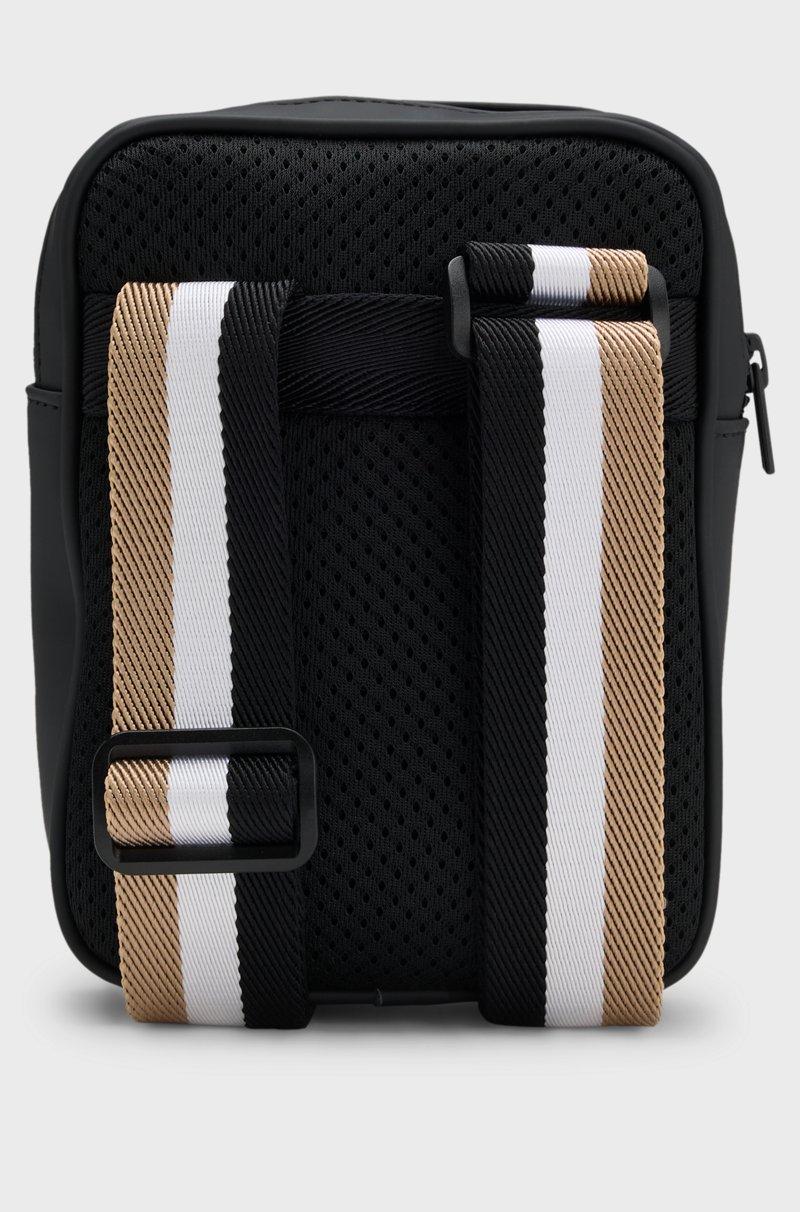 Hugo Boss Bandolera Para Niños Con Logo Y Rayas De La Marca En La Correa