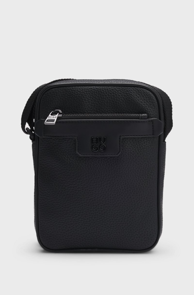 Hugo Boss Bolso mensajero de piel sintética granulada con detalle de logo apilado