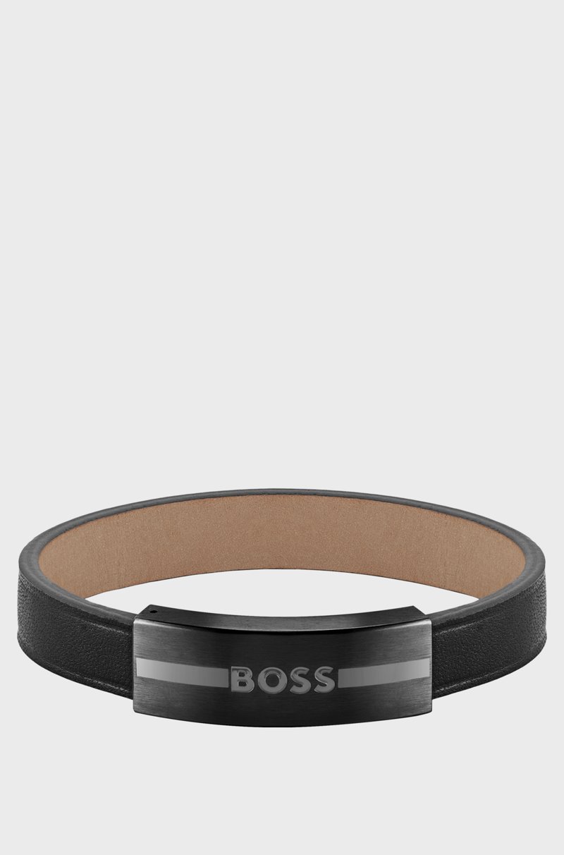 Hugo Boss Brazalete de piel con placa metálica con logo esmaltado