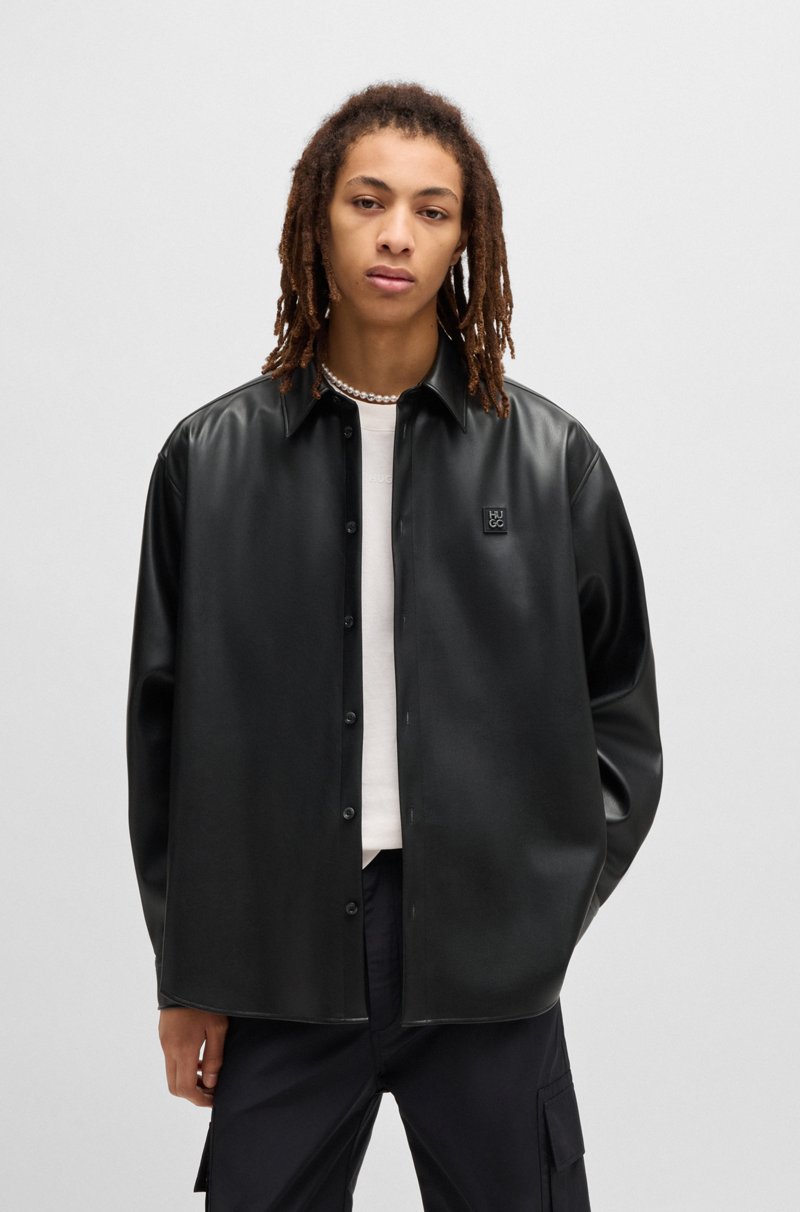 Hugo Boss Camisa oversize fit de piel sintética con logo apilado