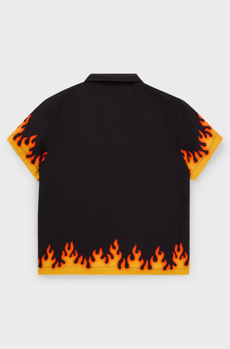 Hugo Boss Camisa Para Niños Con Ilustración De Llamas Y Etiqueta Con Logo