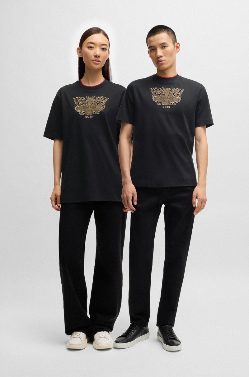 Hugo Boss Camiseta con un taotie bordado BOSS x Creation of the Gods