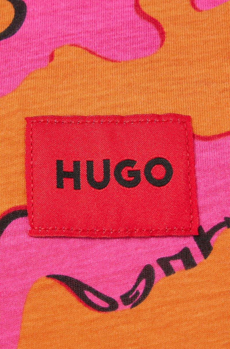 Hugo Boss Camiseta Para Niños Con Estampado De Temporada Y Etiqueta Con Logo Roja