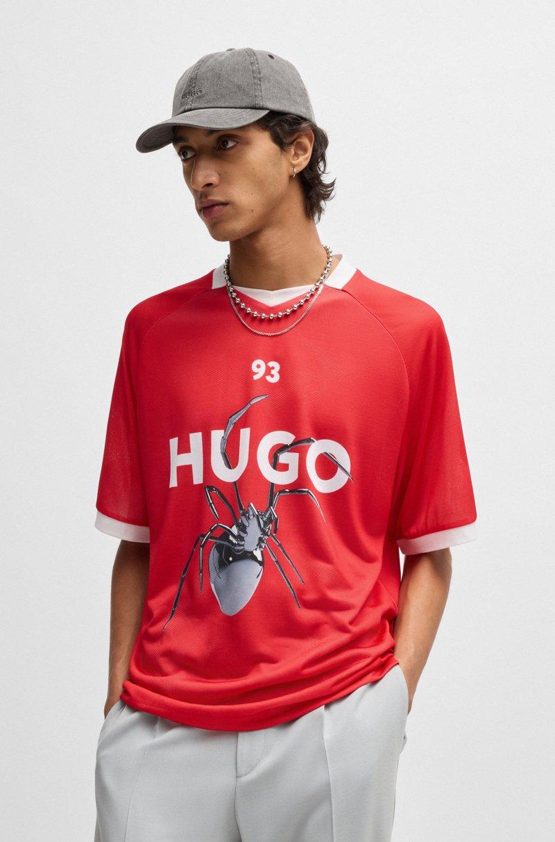 Hugo Boss Camiseta relaxed fit de malla estilo fútbol americano con estampado de temporada