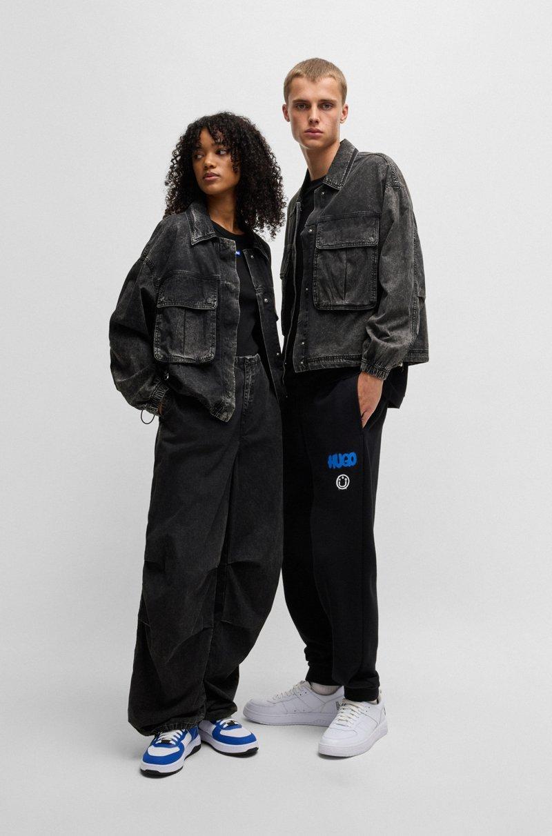 Hugo Boss Cazadora bomber corta en denim rígido negro