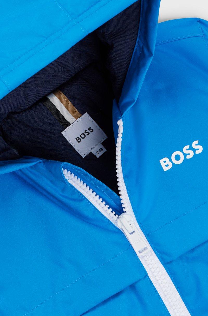 Hugo Boss Cazadora Cortavientos Para Niños Con Bloques De Color Y Estampado De Monogramas Que Aparece Con El Agua