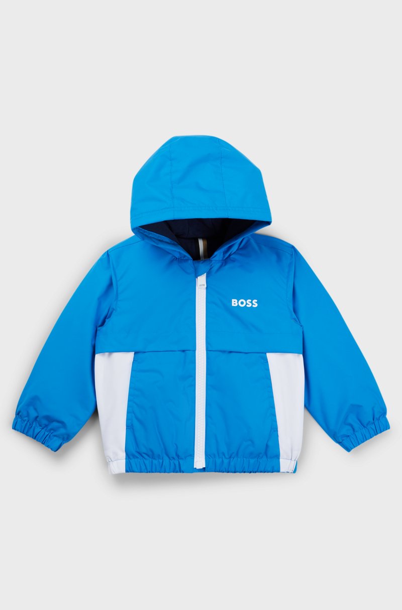 Hugo Boss Cazadora cortavientos para niños con bloques de color y estampado de monogramas que aparece con el agua