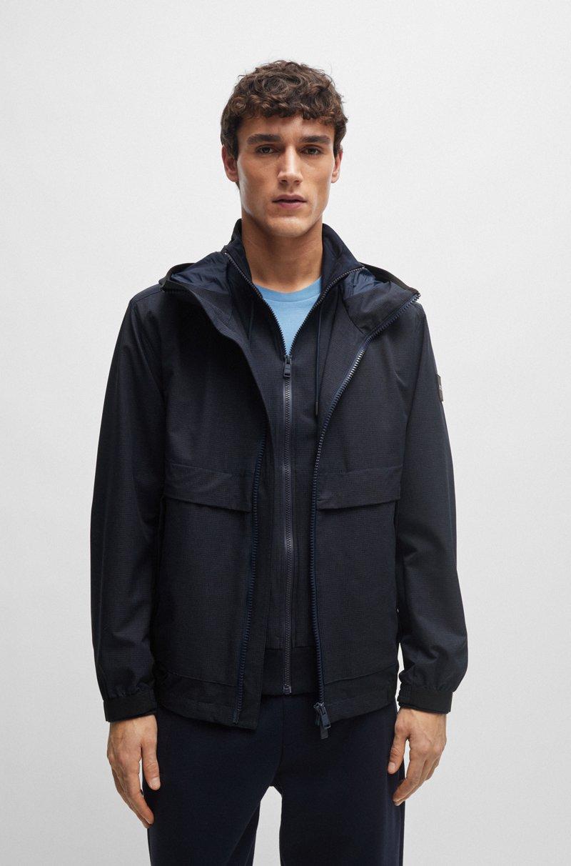 Hugo Boss Chaqueta con capucha regular fit de tejido elástico de malla transpirable